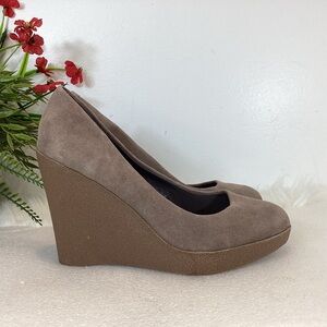 CIAO BELLA SUEDE WEDGE HEEL VINTAGE PUMPS TAUPE NWOT SZ 8